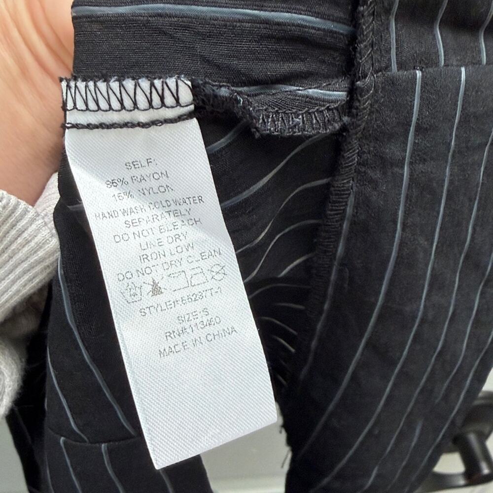 MILK & HONEY Elegant Black Pinstripe Short Sleeve Women's Top Size S - Picture 3 of 4